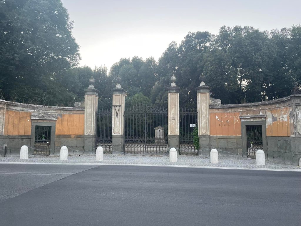 I colonnotti davanti all'ingresso monumentale di Villa Ada. Foto dalla pagina Facebook di Paola Rossi 