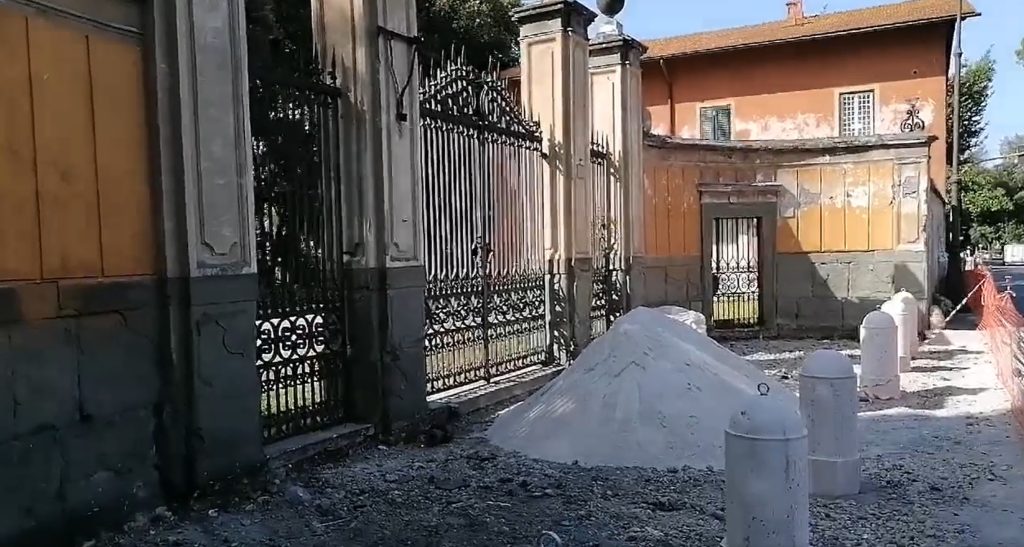 I nuovi dissuasori davanti all'ingresso monumentale di Villa Ada in via Salaria. Frame dal video di Osservatorio Sherwood