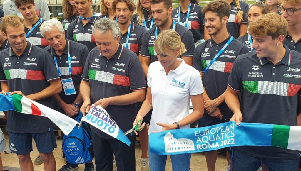 Federica Pellegrini taglia il nastro degli Europei di nuoto a Roma (foto Agenzia Dire)
