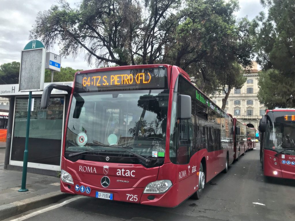 Un autobus della linea 64