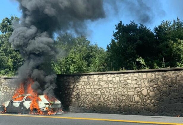 Auto in fiamme lungo l'autostrada A1