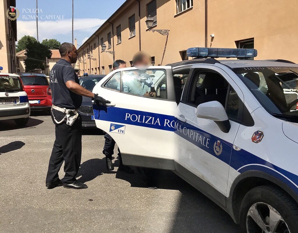 L'intervento della polizia in viale Pretoriano