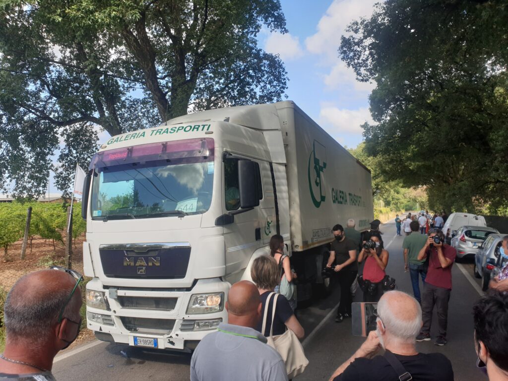 Un camion con i rifiuti in arrivo ad Albano Laziale