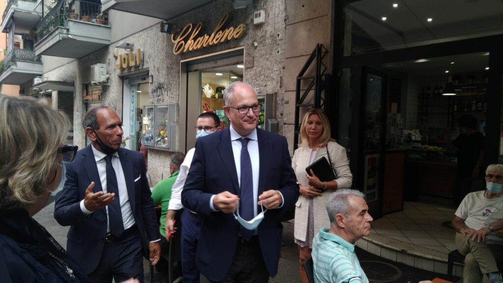 Roberto Gualtieri con Giulio Anticoli, candidato consigliere comunale in una lista civica a sostegno dell'ex ministro dell'Economia