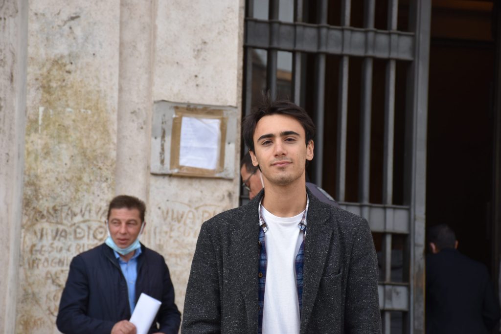 Alessandro Monciotti davanti alla sede del I Municipio di via Petroselli