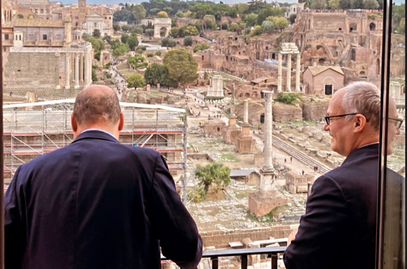 Roberto Gualtieri e Nicola Zingaretti affacciati sul balcone del Campidoglio