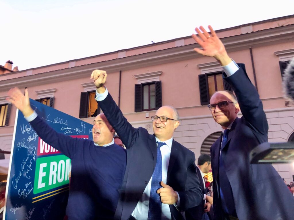 Il neosindaco Roberto Gualtieri con Nicola Zingaretti e Enrico Letta