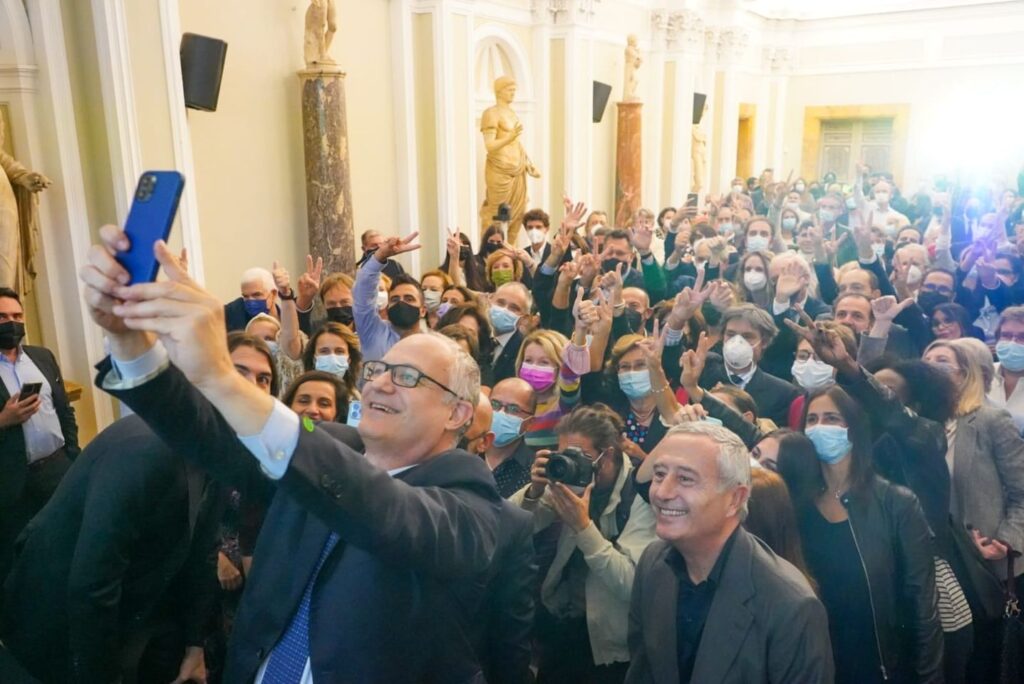 Roberto Gualtieri e il selfie con la lista civica