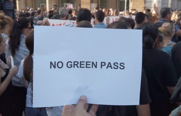 Manifestanti no Green pass