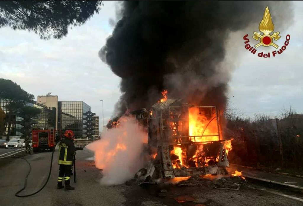 Il bus in fiamme al Torrino