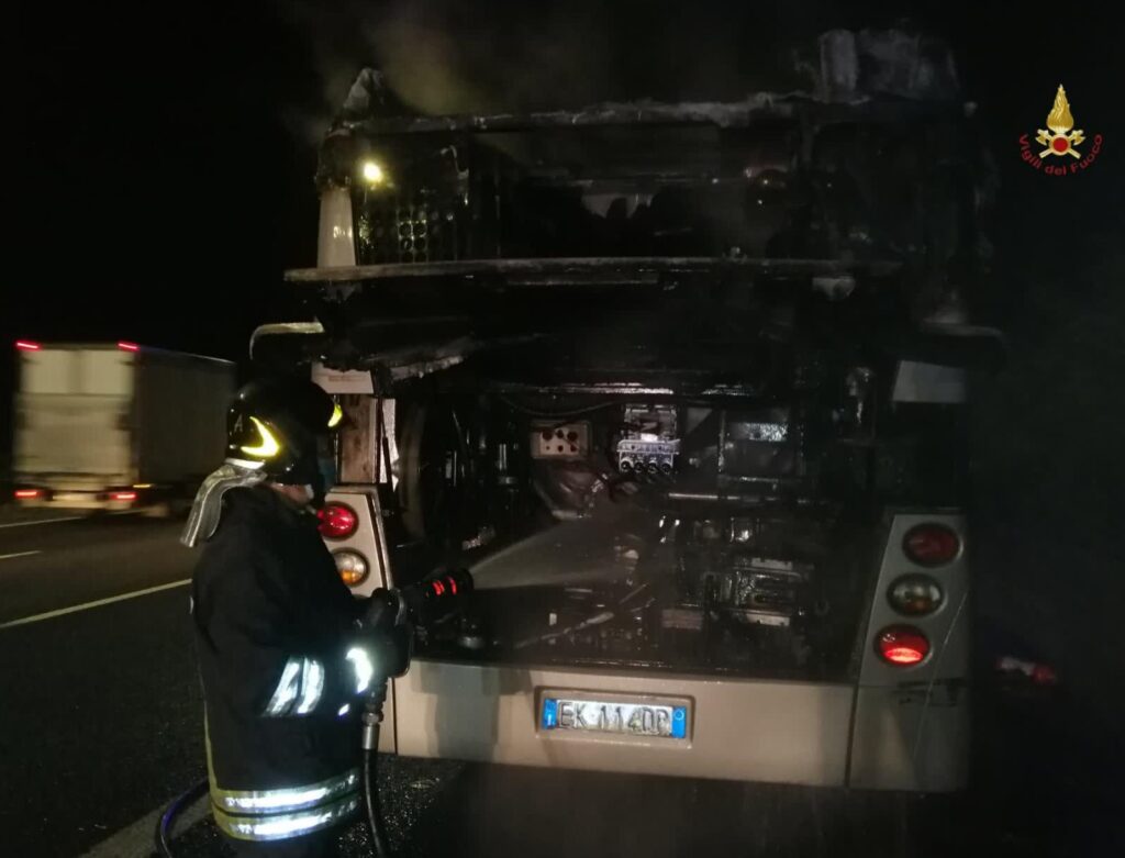 Autobus in fiamme sul Gra
