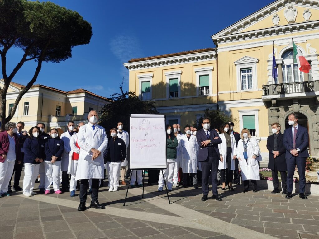 La cerimonia davanti allo Spallanzani. Foto dalla pagina Facebook Salute Lazio 