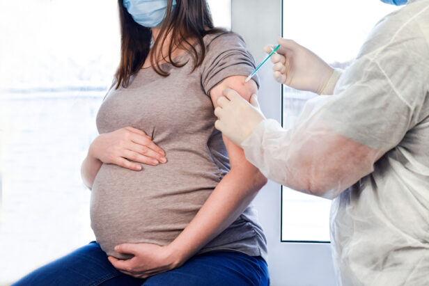 Una donna incinta viene vaccinata