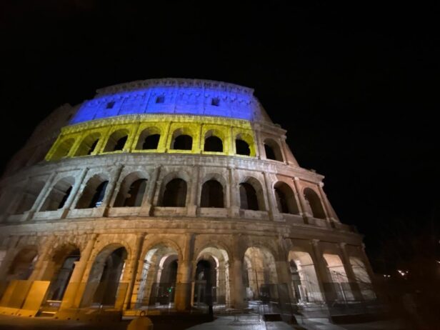 Il Colosseo illuminato con i colori della bandiera ucraina (foto dalla pagina Facebook di Roma Capitale)