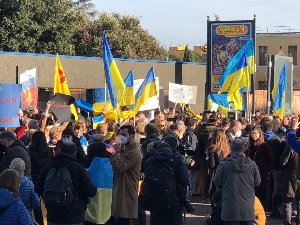 La protesta davanti all'Ambasciata russa