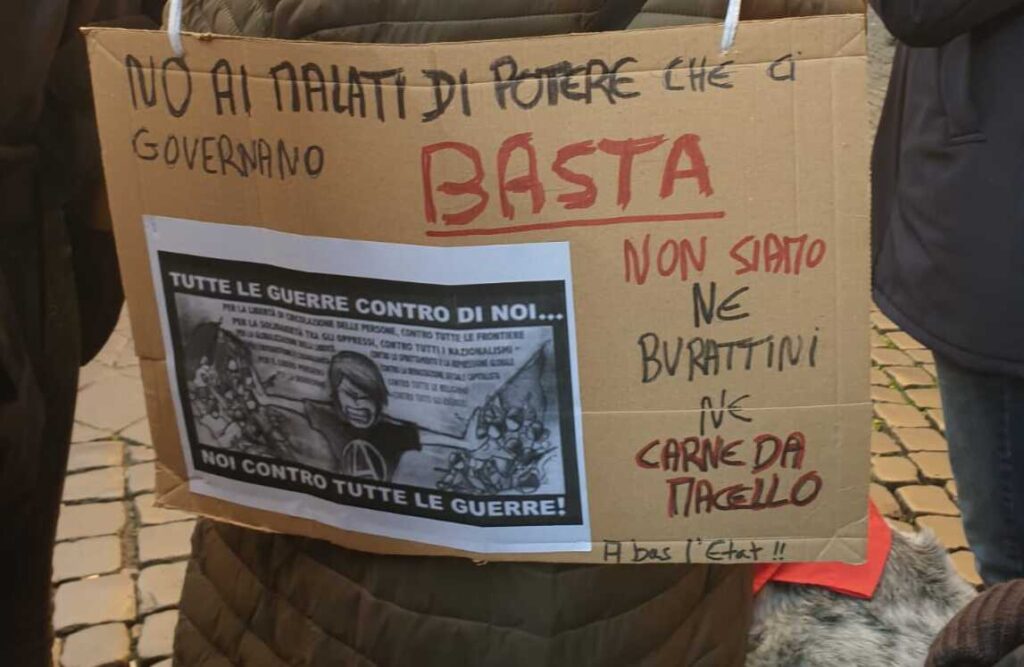 Uno cartello di protesta esposto durante la manifestazione a Montecitorio (foto Agenzia Dire)