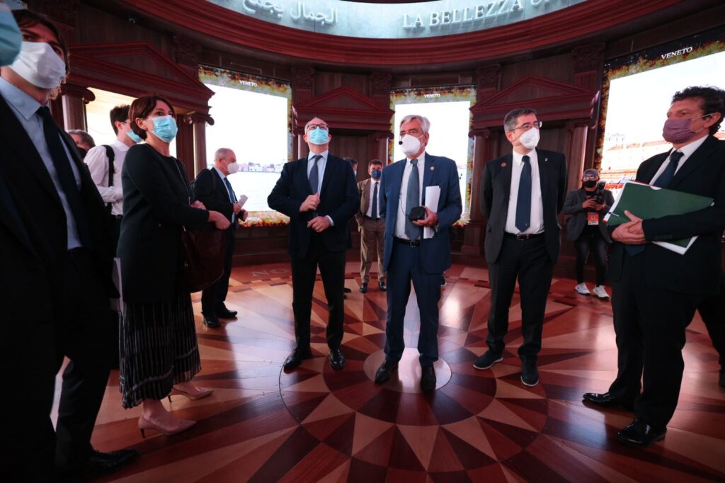 Il sindaco Gualtieri e il suo staff al padiglione italia di Expo 2030