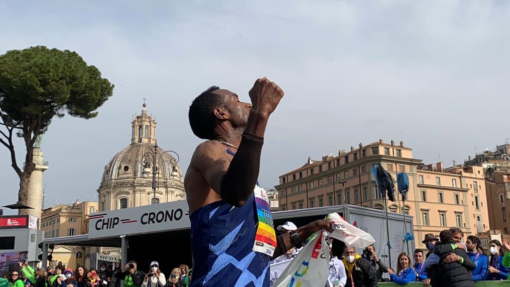 Il vincitore della Maratona Fikre Bekele (Foto dalla pagina Facebook di Run Rome The Marathon)