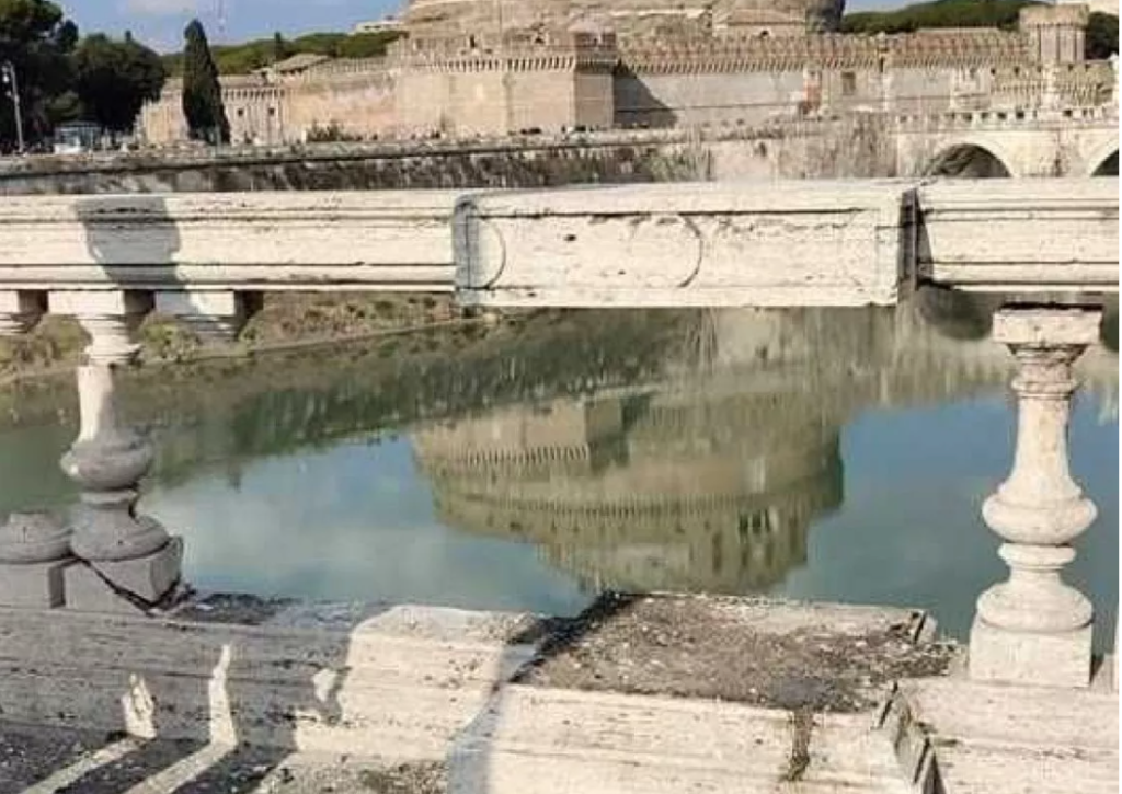 Il ponte Vittorio danneggiato