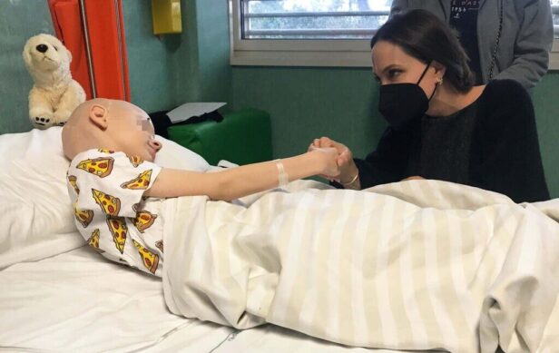 Angelina Jolie con uno dei piccoli pazienti del Bambino Gesù