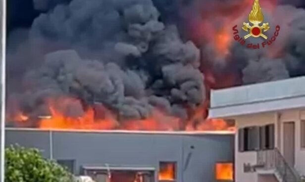 Incendio nella fabbrica di vernici nella zona industriale dello Scalo di Monterotondo