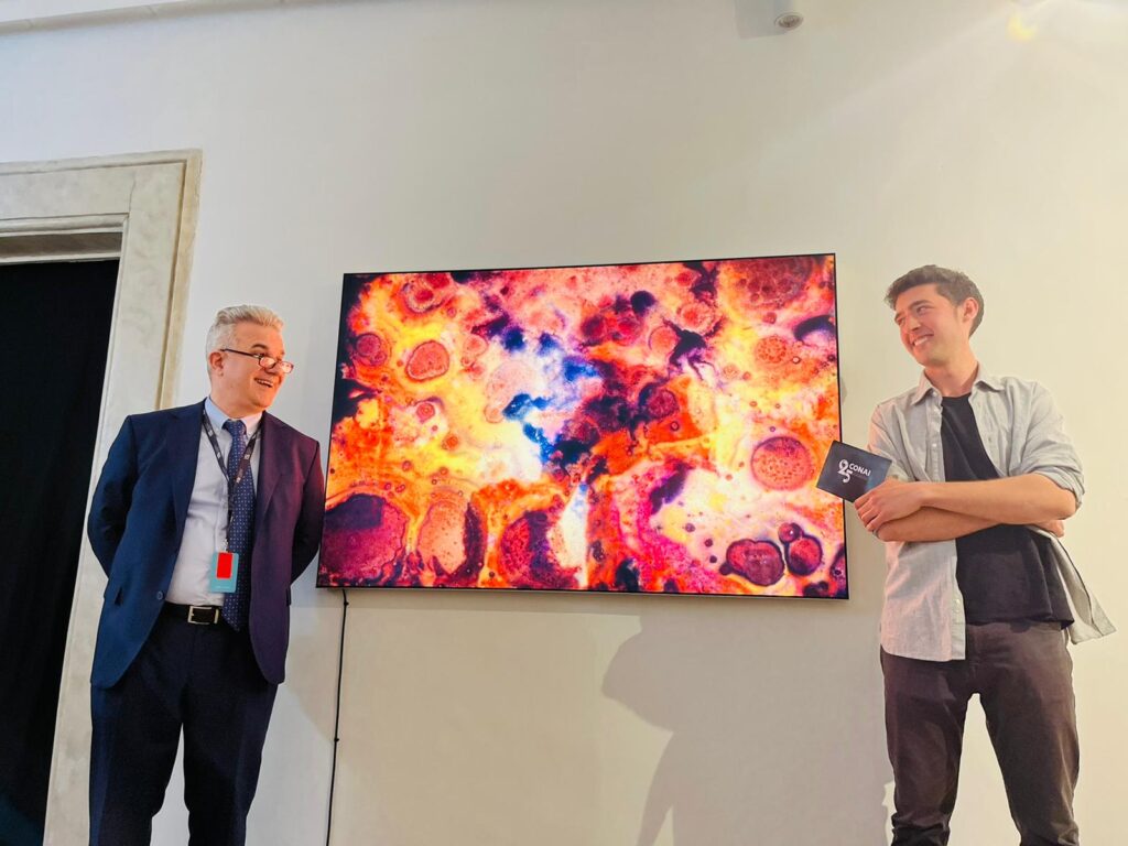 Giulio Bensasson, nella foto con il presidente Ruini, vince la prima edizione del Premio CONAI con l’opera “Non so dove, non so quando #0478”