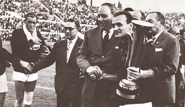 Capitan Losi riceve la Coppa delle Fiere del 1961