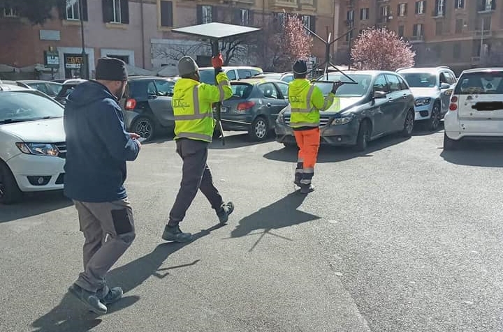 Una squadra del Municipio porta via arredi abusivi in piazza Mazzini. Foto d'archivio 