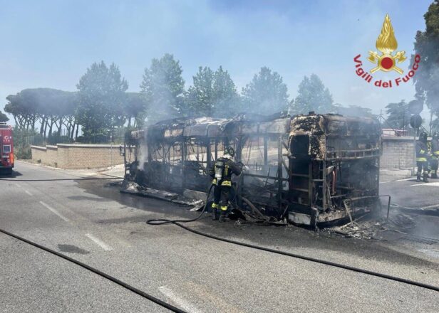 Il bus in fiamme sulla Laurentina