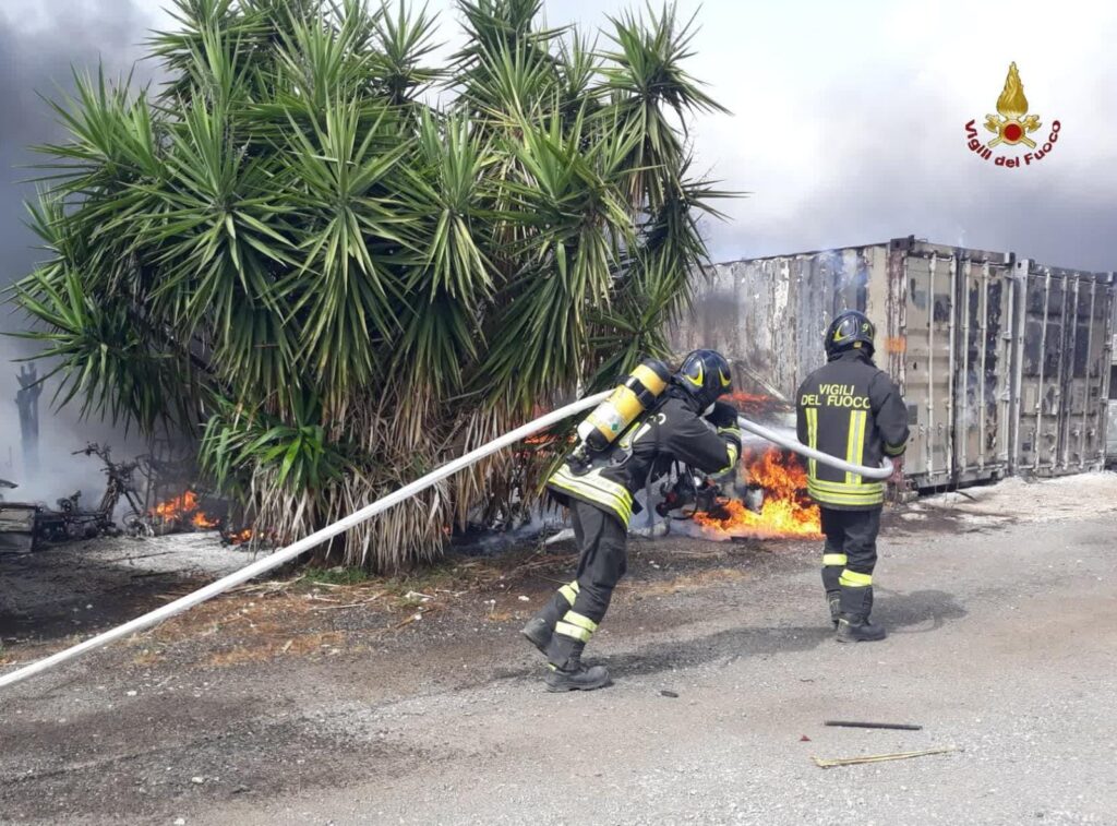 Le operazioni di spegnimento del maxi incendio sull'Aurelia del 27 giugno