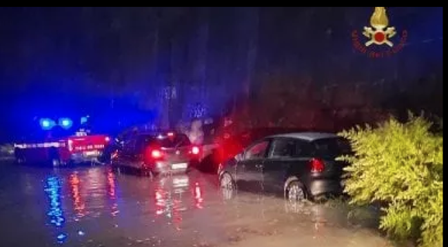 Le auto rimaste bloccate a causa della piena del Tevere