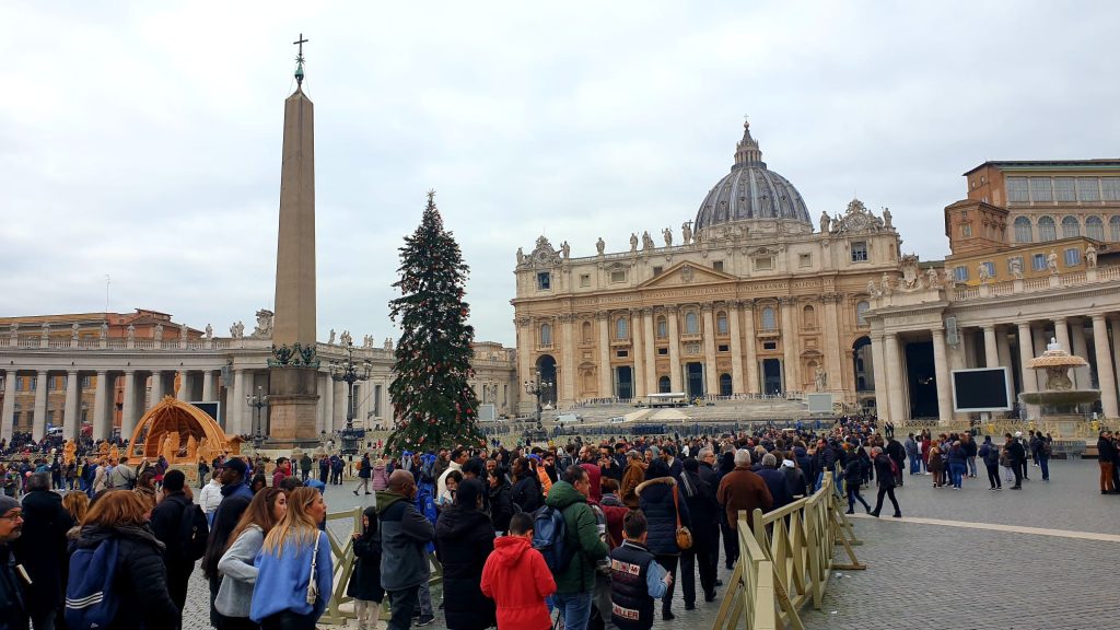 La fila a piazza San Pietro