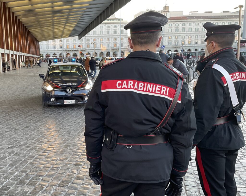 Controlli dei carabinieri alla stazione Termini
