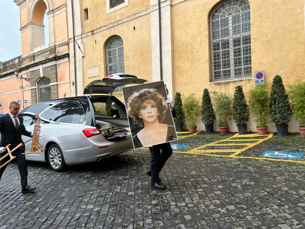 Il feretro di Gina Lollobrigida arriva in Campidoglio