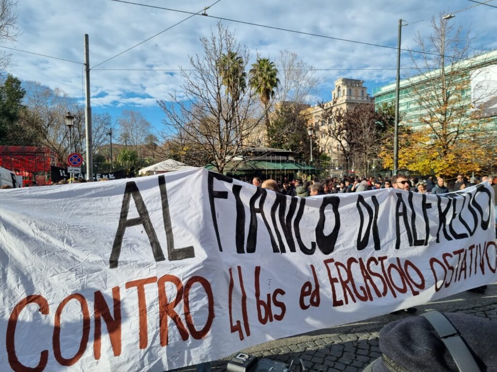 Uno striscione esposto durante la protesta degli anarchici 