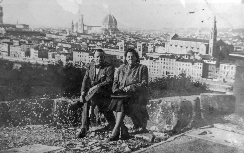 Enrico e sua moglie Argia in visita a Firenze, primi anni Quaranta. Foto: Famiglia Smeriglio, pubblicata in  "Come eravamo. Garbatella 1835-1960"