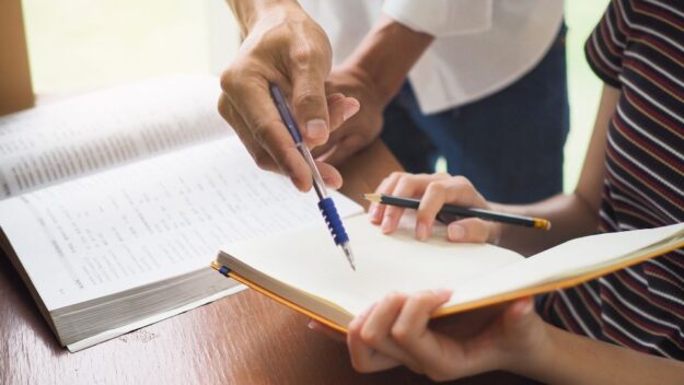 Un educatore e una studentessa