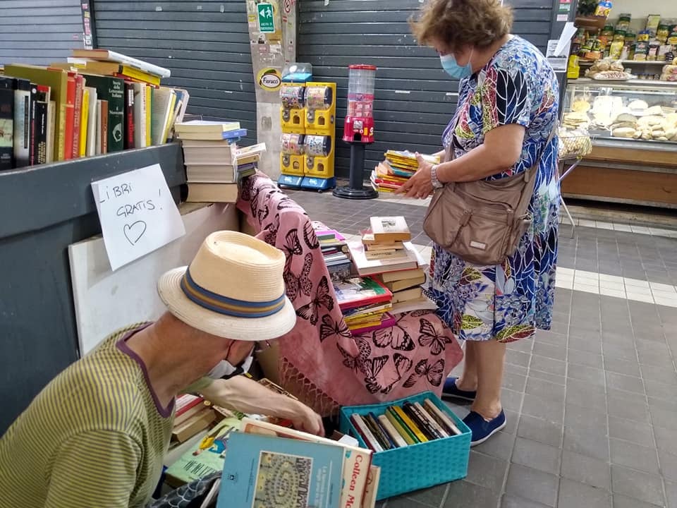 La postazione di "Pagine viaggianti" al mercato Tufello dove si possono prendere e donare libri (foto di Monica Maggi)