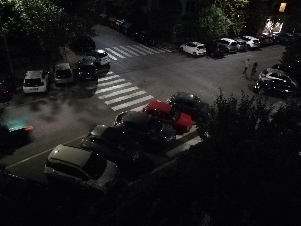 Le auto parcheggiate sulle strisce pedonali tra viale Gottardo e via di Monte Sacro