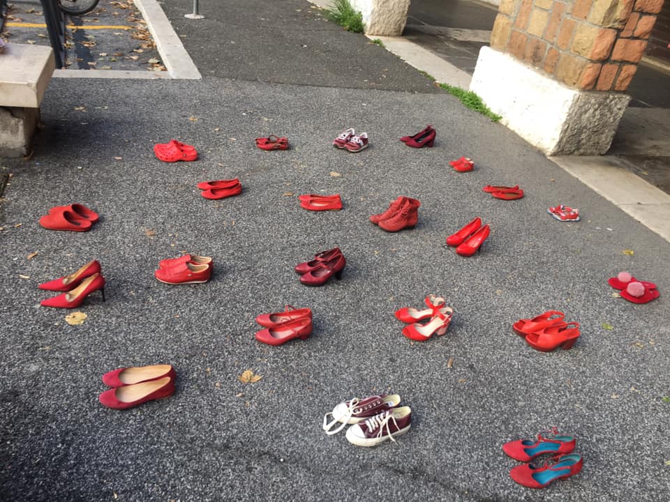 Le scarpe rosse a piazza Sempione