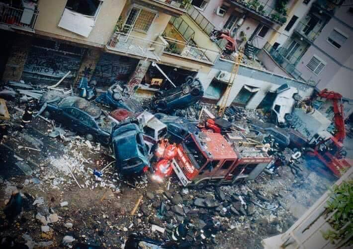 Lo scenario dopo l'esplosione del 27 novembre 2001 a via Ventotene