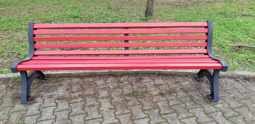 La panchina rossa del parco Nobile a Settebagni