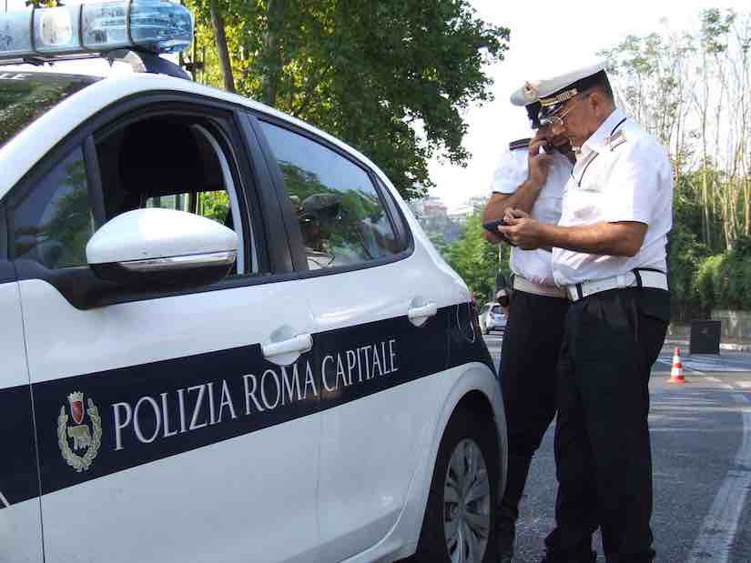 AGENTI DELLA POLIZIA DI ROMA CAPITALE