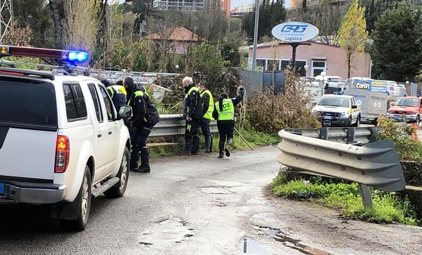 L'intervento di polizia locale e protezione civile (foto Reporter Montesacro)