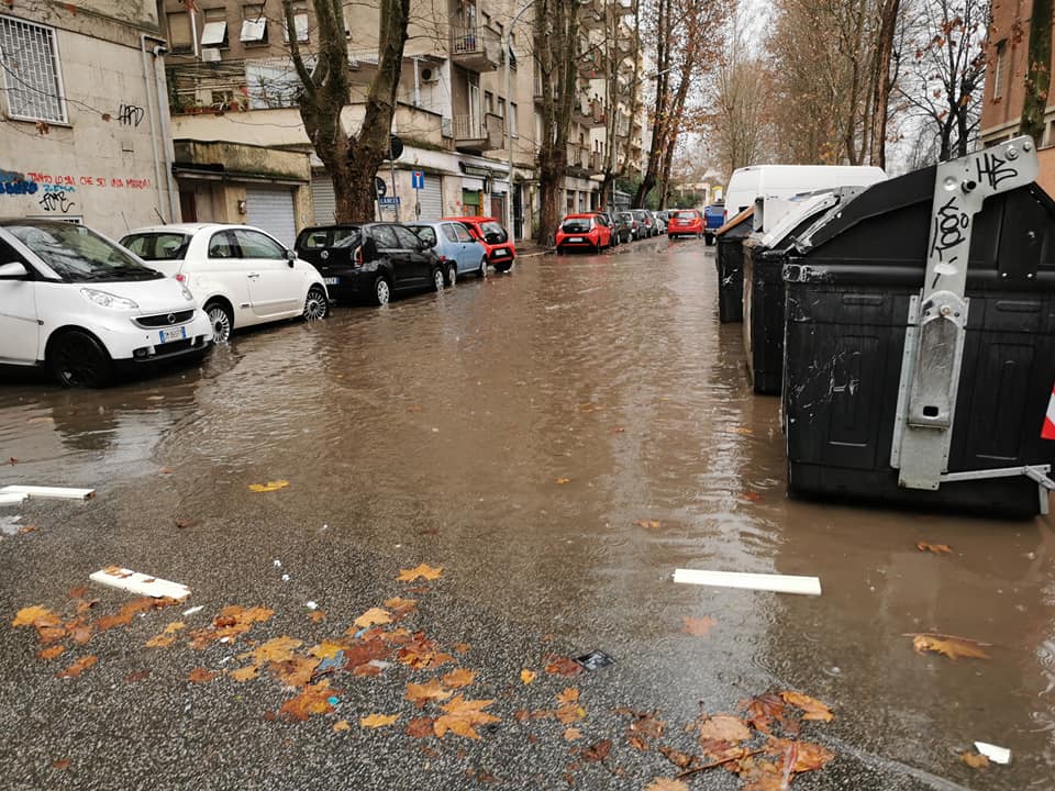 Il tratto di strada allagato tra via dei Campi Flegrei e via Valsugana (foto Reporter Montesacro)