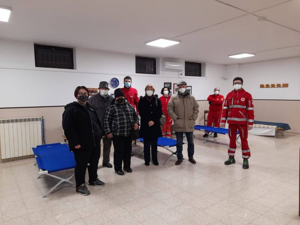 L'assessora Maria Concetta Romano con alcuni volontari nel nuovo rifugio antifreddo a Vigne Nuove