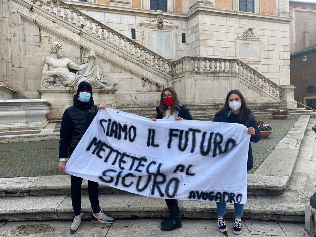 Studenti del liceo Avogadro in presidio davanti al Miur