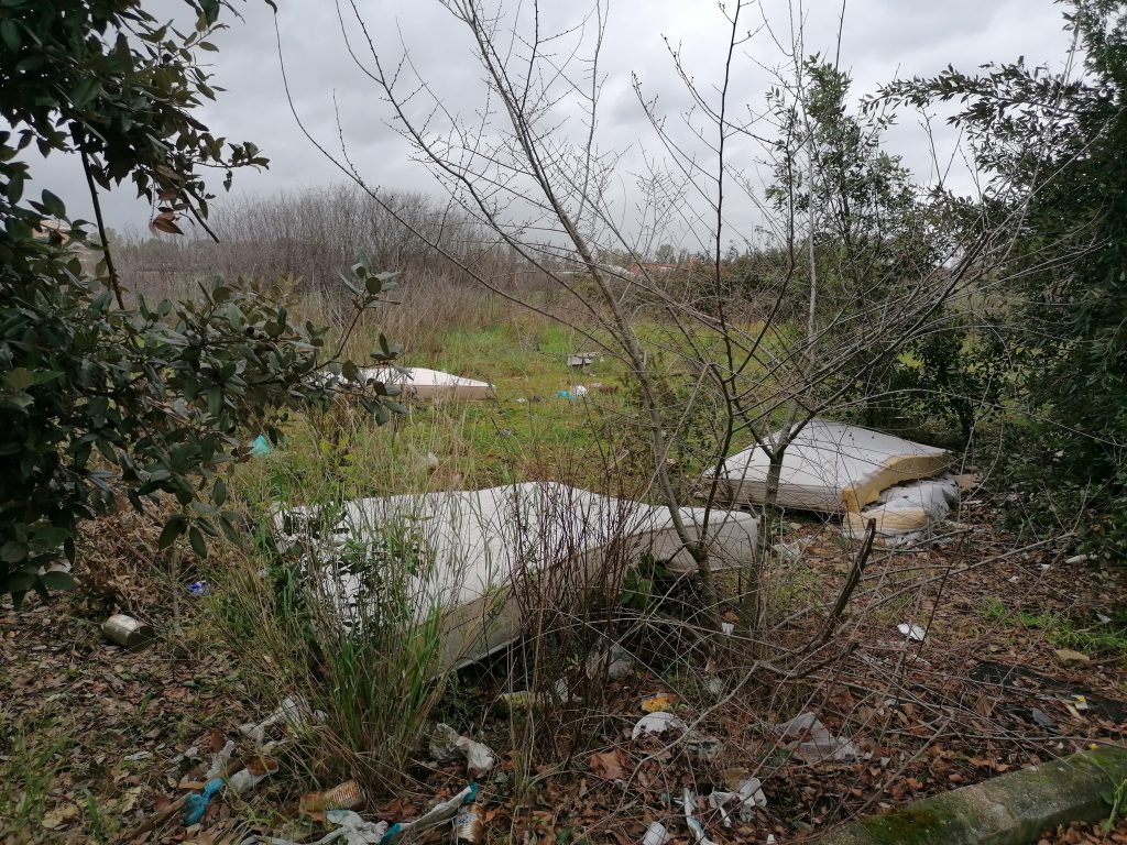 Materassi abbandonati lungo via di Tor San Giovanni a Cinquina (foto Gennaio 2021)