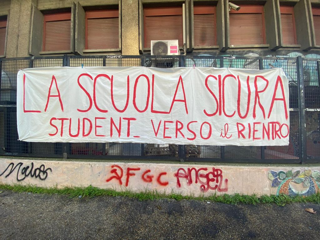 Striscioni davanti a un liceo di Roma