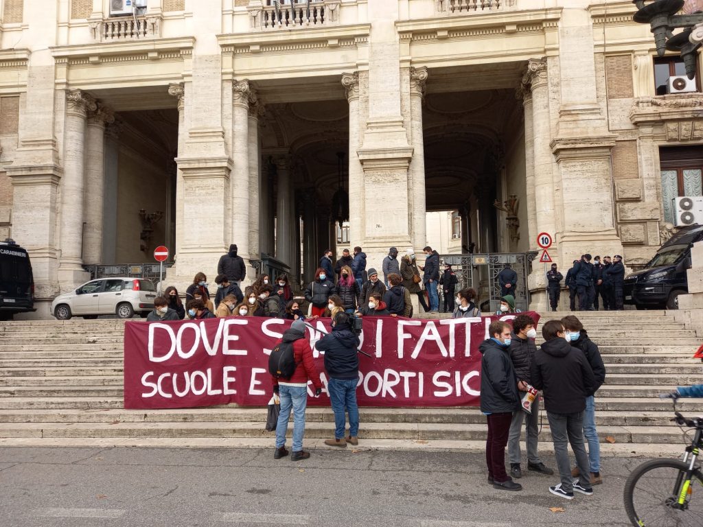 La protesta degli studenti davanti al Ministero dell'Istruzione